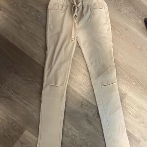 Stretchy, thin distressed pants. With drawstring